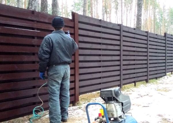 Ремонт та фарбування дерев'яних парканів Ремонт и покраска деревянных заборов